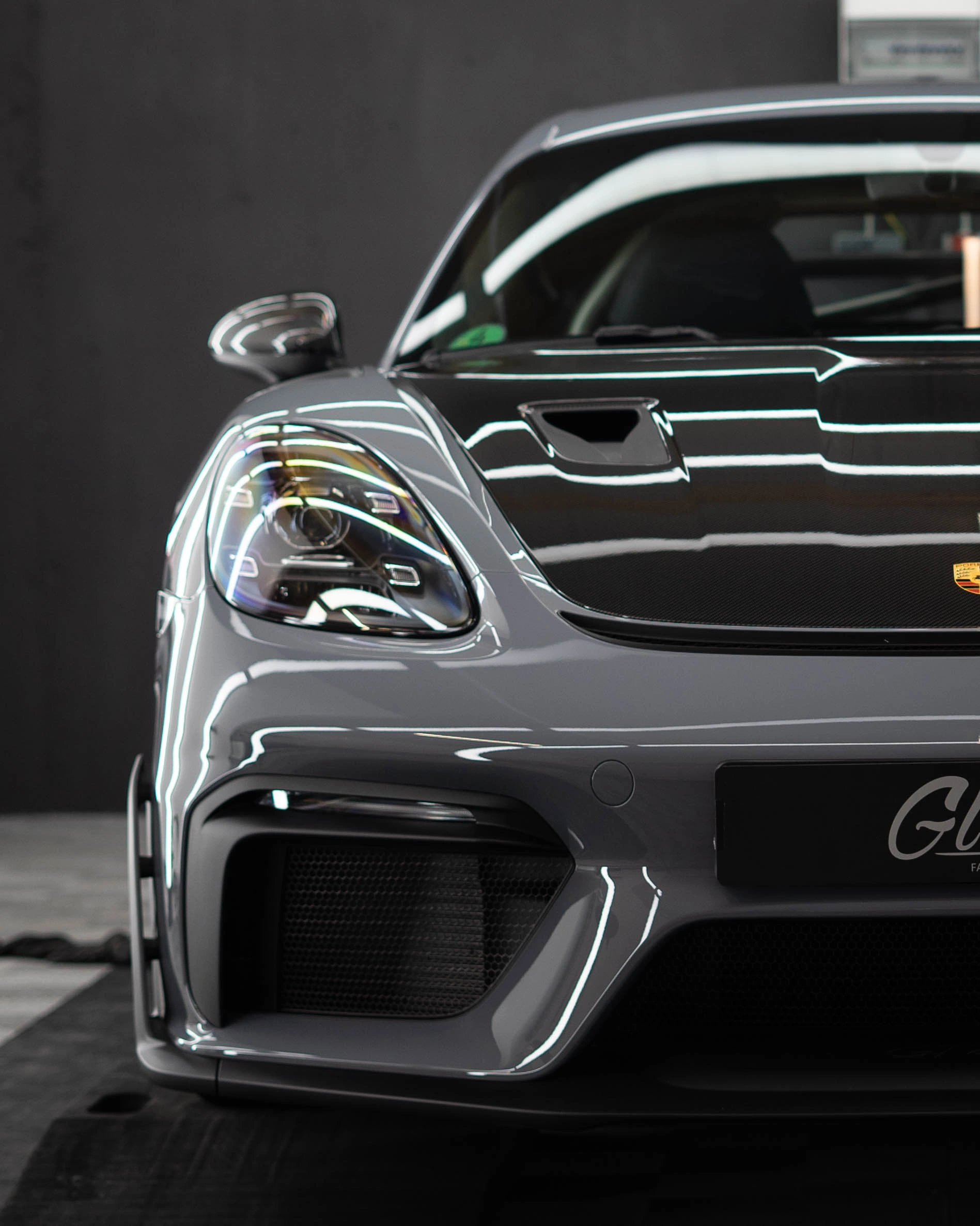 Auf Sportlichkeit getrimmter Porsche 718 GT4RS in Arktikgrau der von der GLAXI GmbH vollständig geschützt wurde.