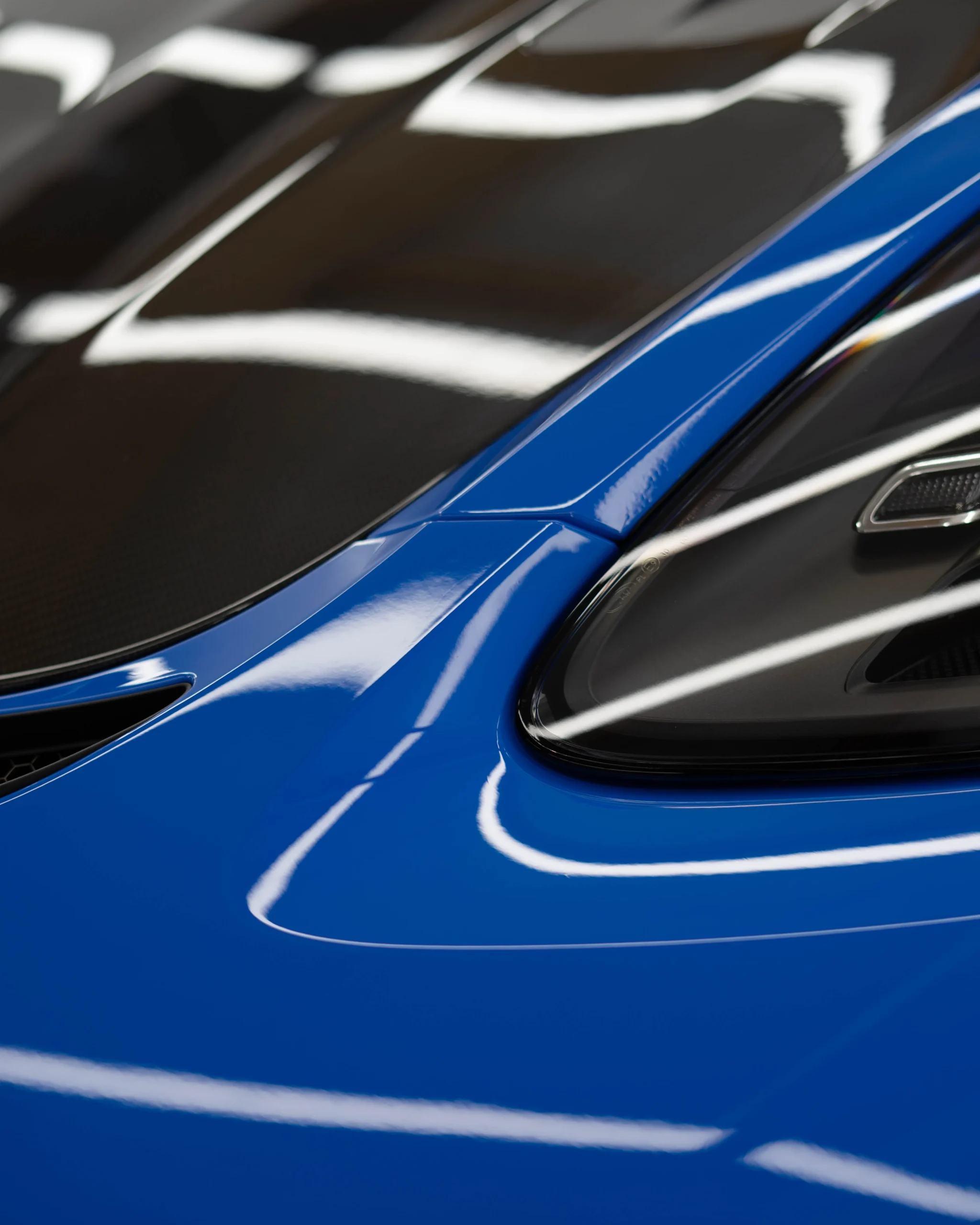 Porsche 718 Cayman GT4RS in Shark Blue mit Weissach Paket ausgestattet mit einer Lakschutzfolie.