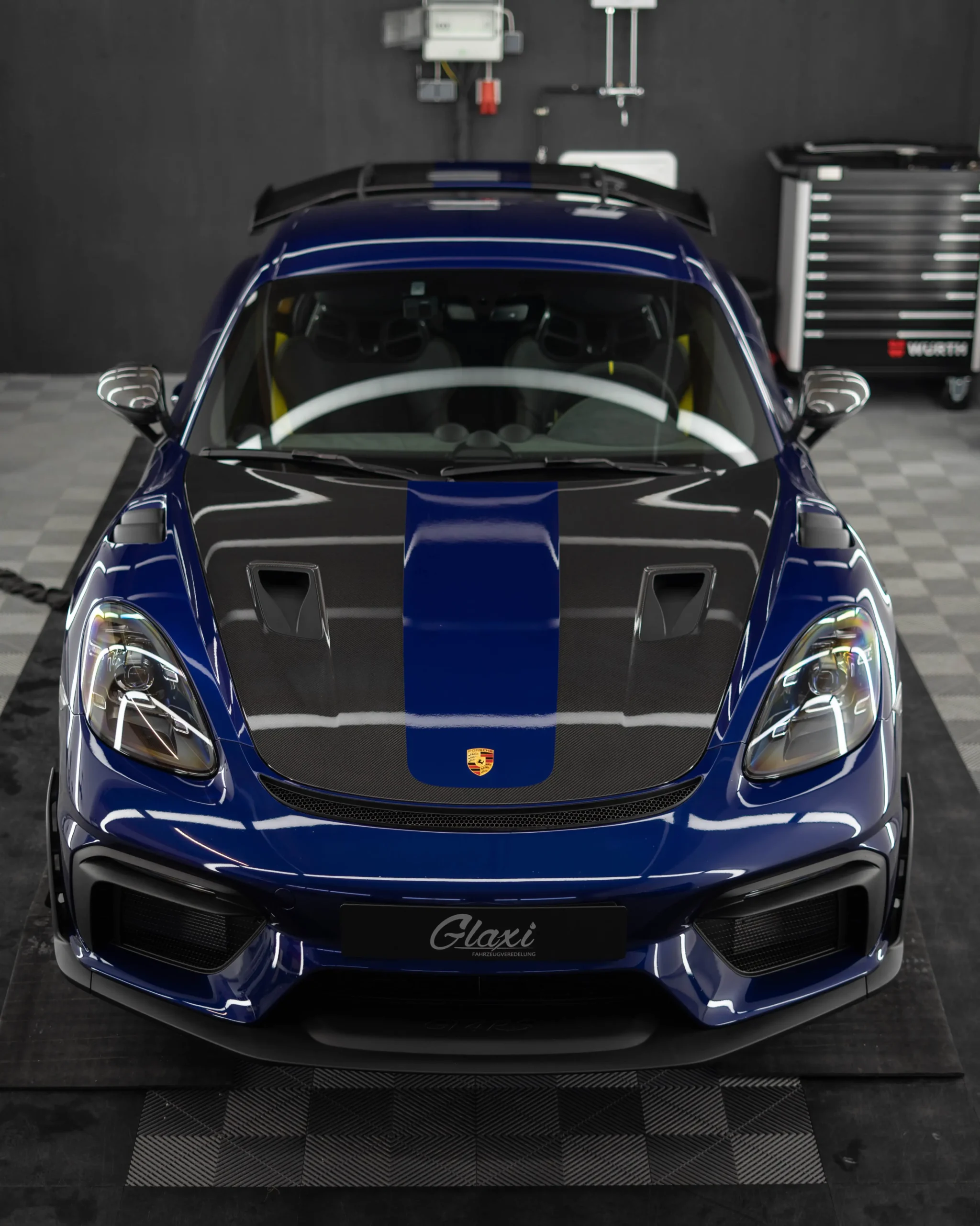 Auffällig glänzender Porsche 718 Cayman GT4RS in Enzianblau Metallic.