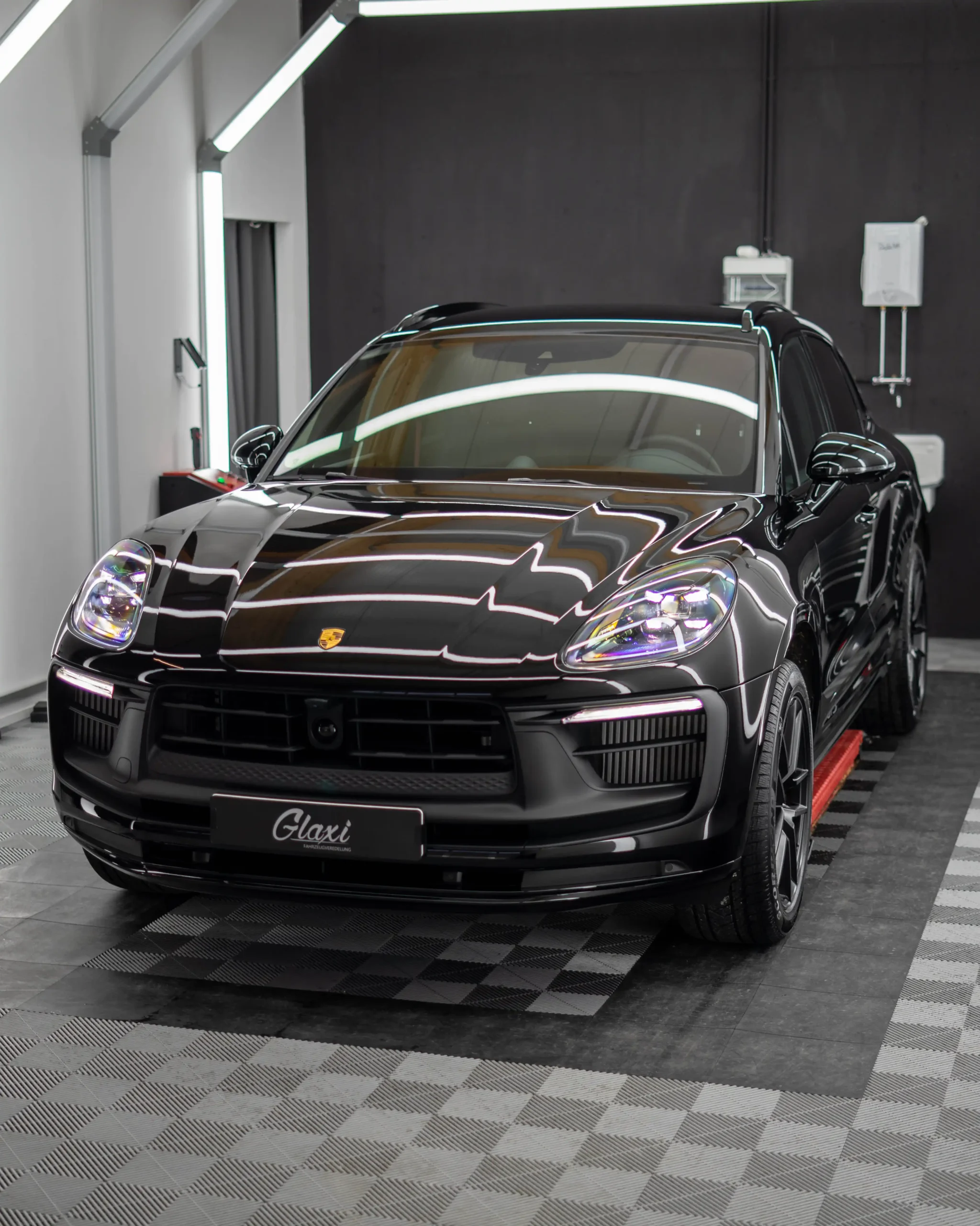 Einer der am meisten verkaufte Porsche ist der Porsche Macan GTS so wie dieser SUV einer ist.