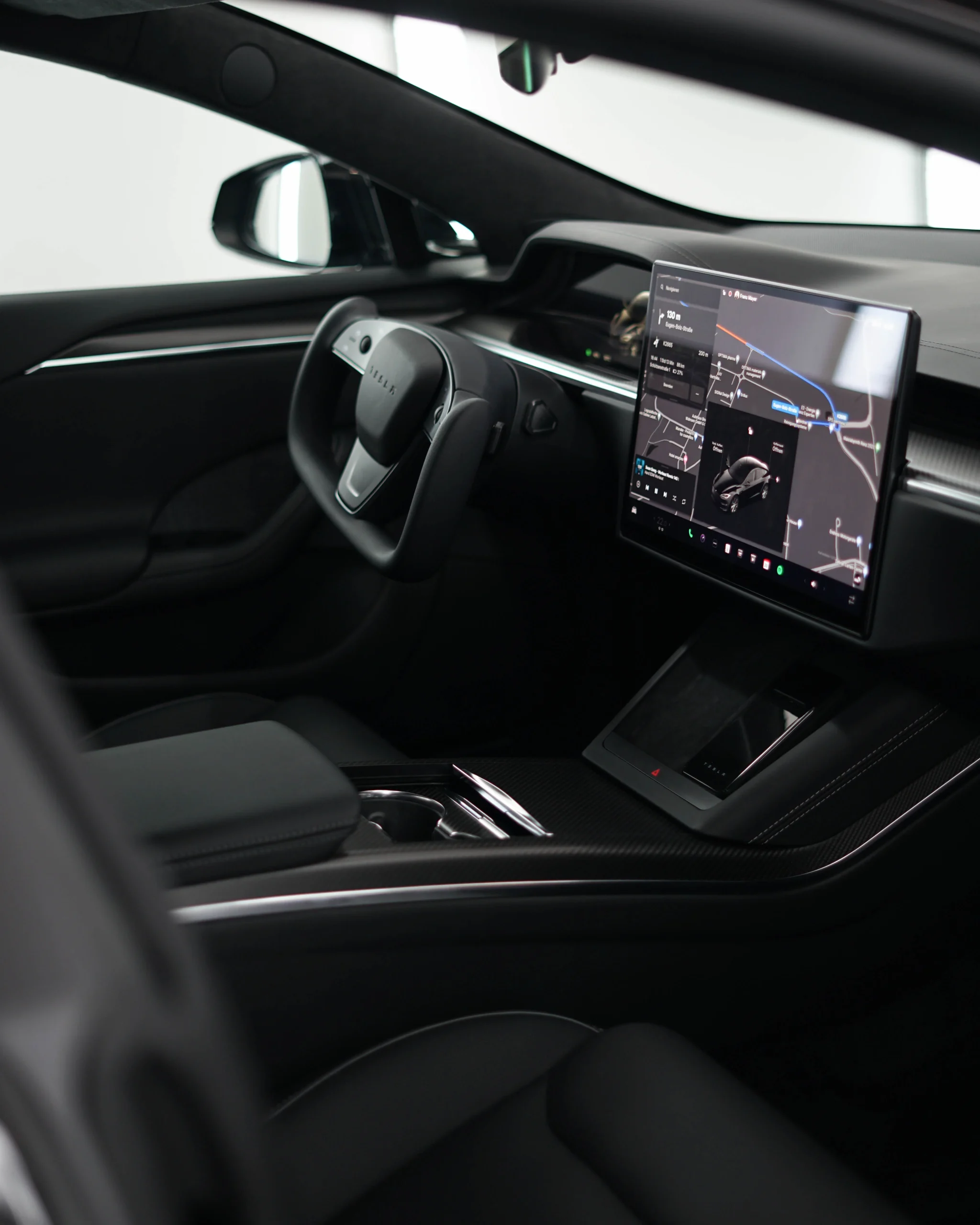 Einen extrem futuristisch wirkenden Auftritt legt dieses Tesla Model S Plaid hin.