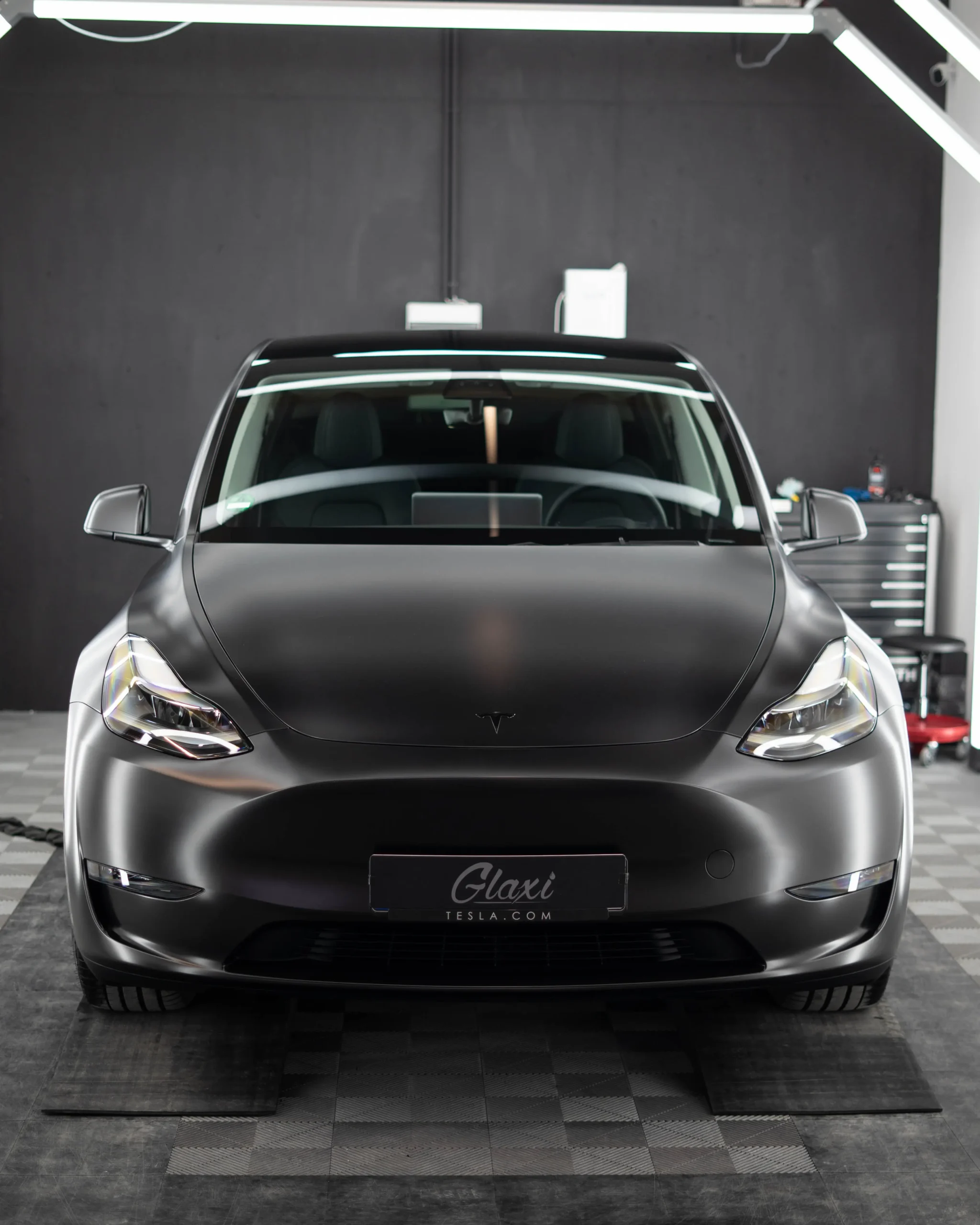 Ein frisch aus der Gigafactory eingetroffenes Tesla Model Y welches sofort eine mattschwarze Vollfolierung erhalten hat.